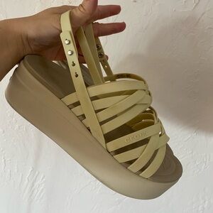 CROCS Women's Light Yellow/Tan Strappy Sandals Size 5W